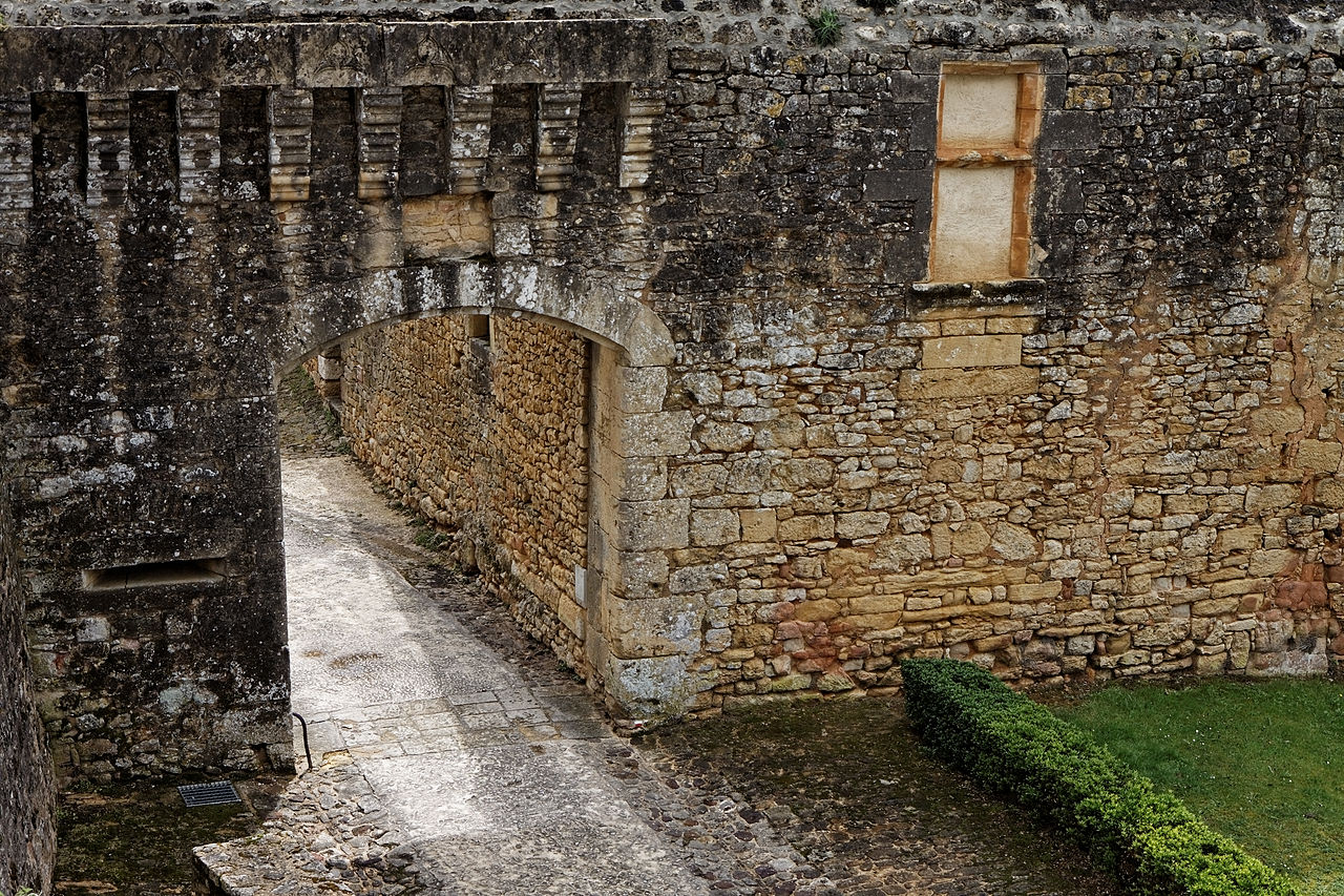 1280px-Biron_-_Le_château_-_PA00082386_-_001.jpg