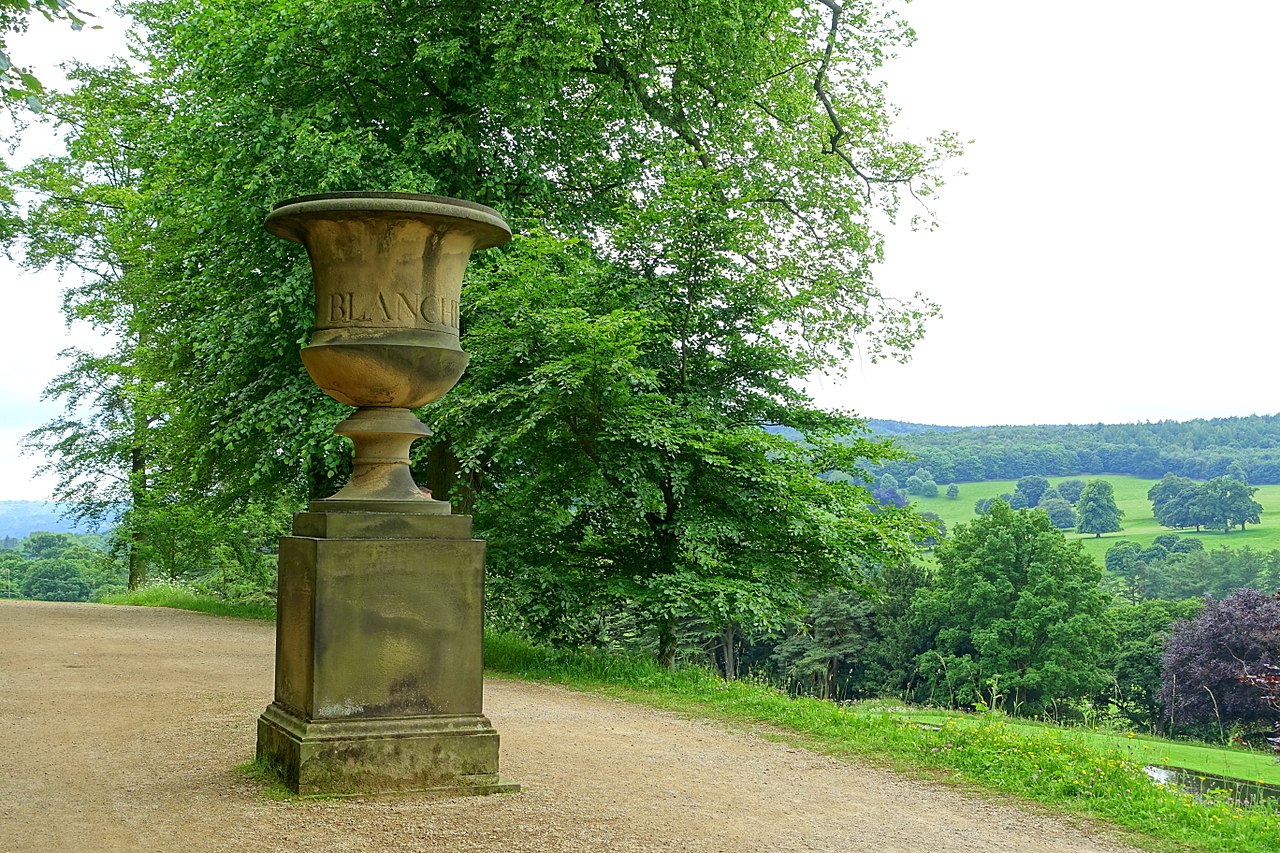 1280px-Blanche's_vase_-_Chatsworth_House_-_Derbyshire,_England_-_DSC03585.jpg