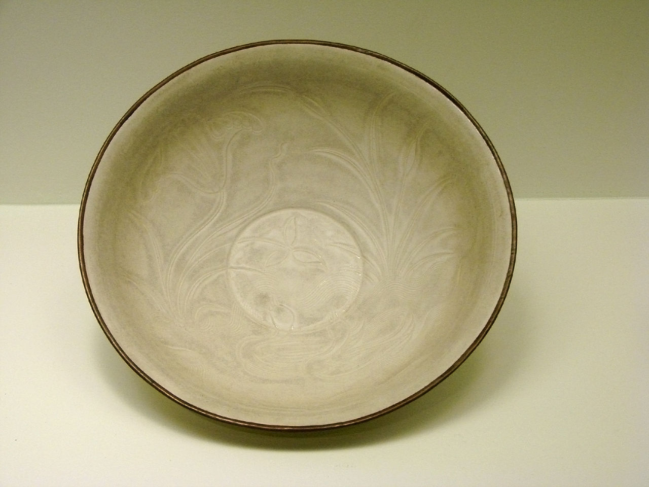1280px-Bol_Dynastie_Song_Musée_Guimet_2418.jpg