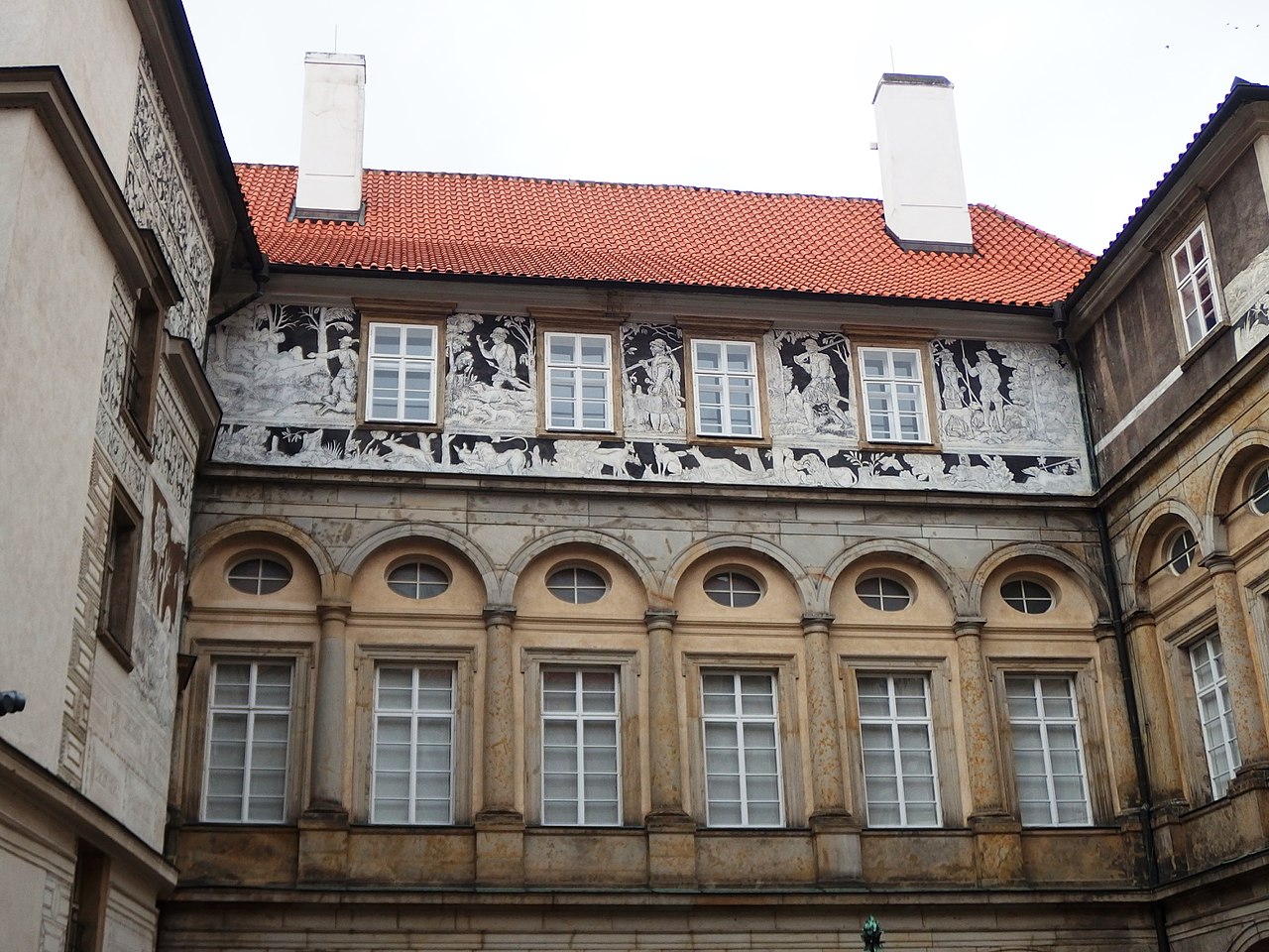 1280px-Brandýs_nad_Labem,_zámek,_nádvoří_(1).jpg