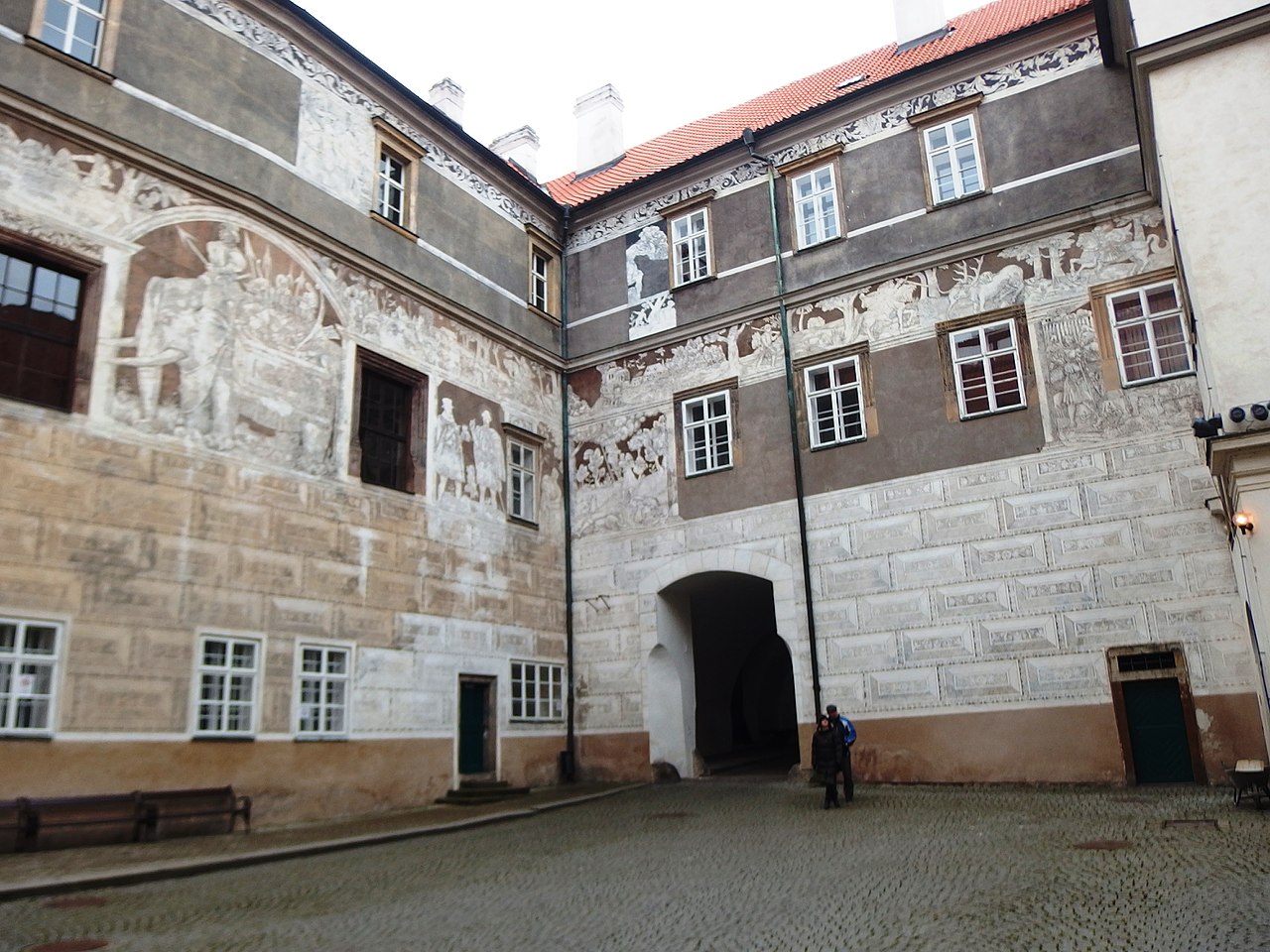 1280px-Brandýs_nad_Labem,_zámek,_nádvoří_(2).jpg