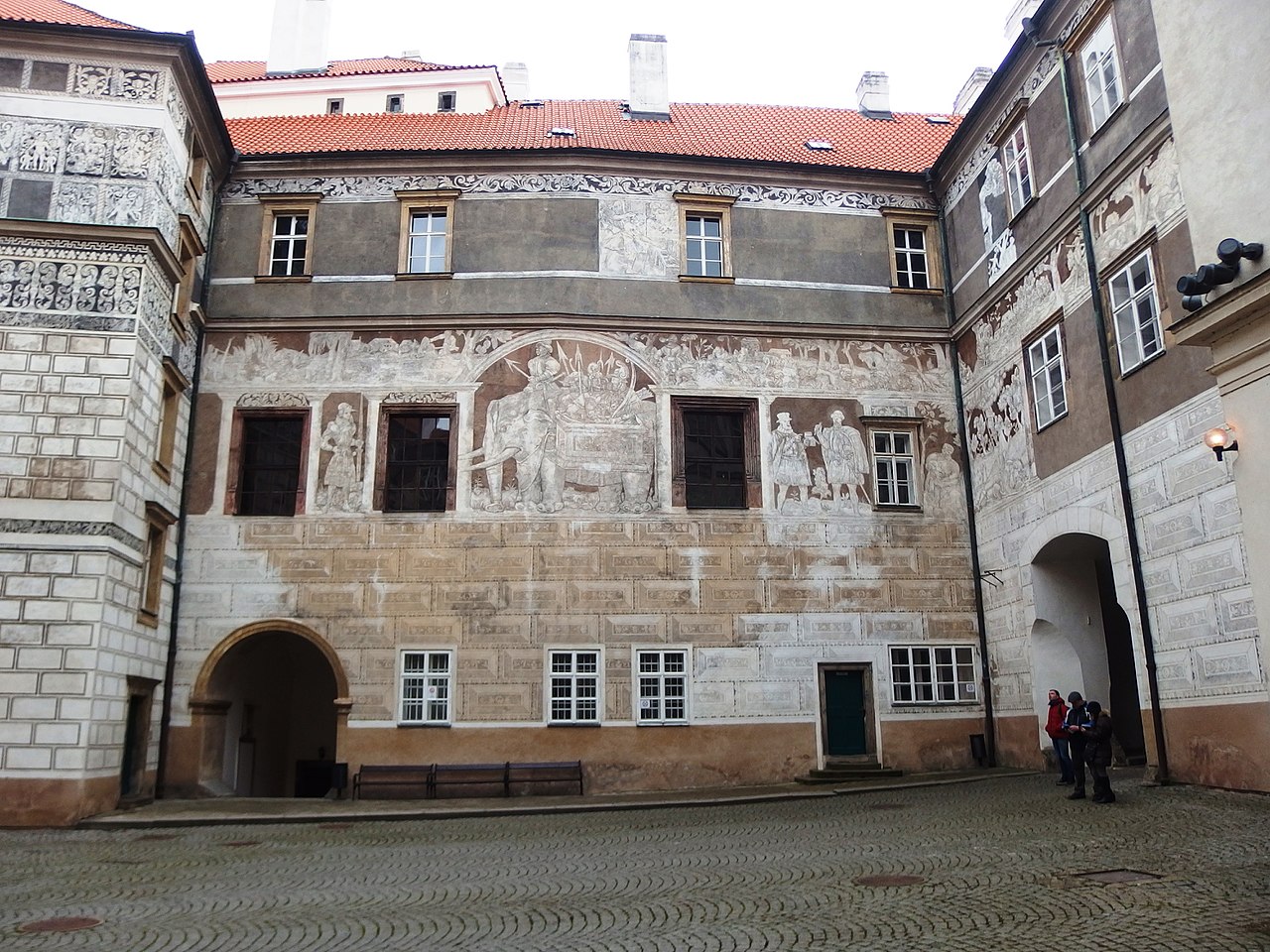 1280px-Brandýs_nad_Labem,_zámek,_nádvoří_(5).jpg