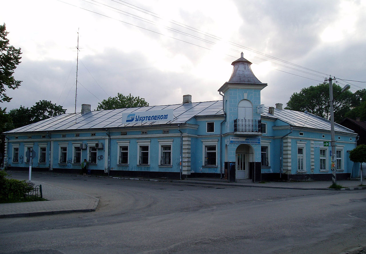 1280px-Building_in_Bolekhiv_(3).jpg
