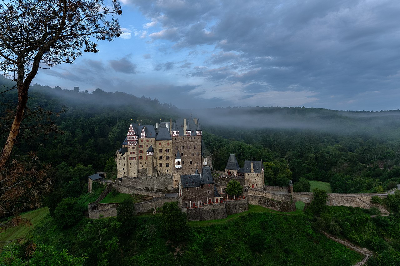 1280px-Burg_Eltz_am_frühen_Morgen (1).jpg