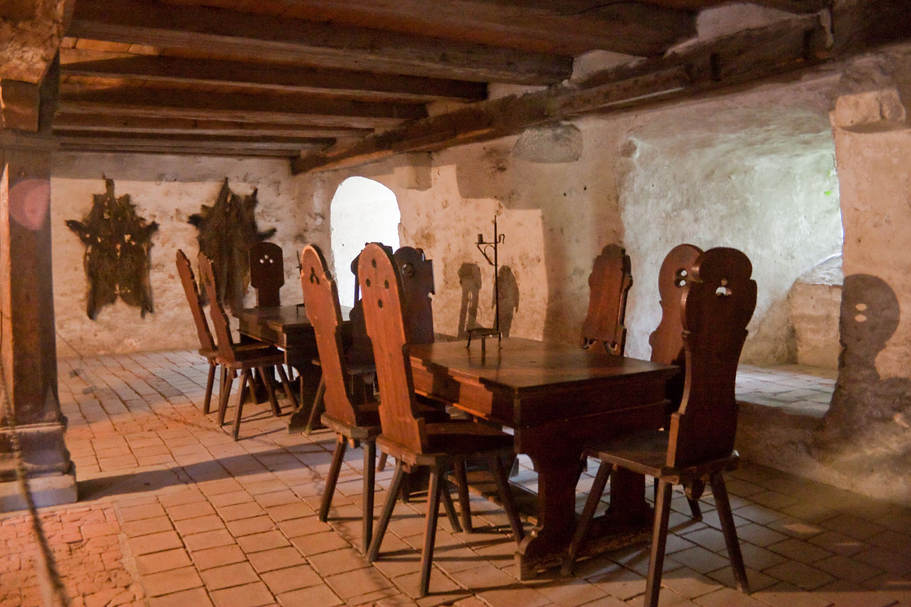 1280px-Burg_Meersburg_Dürnitz_2010_04_11.jpg