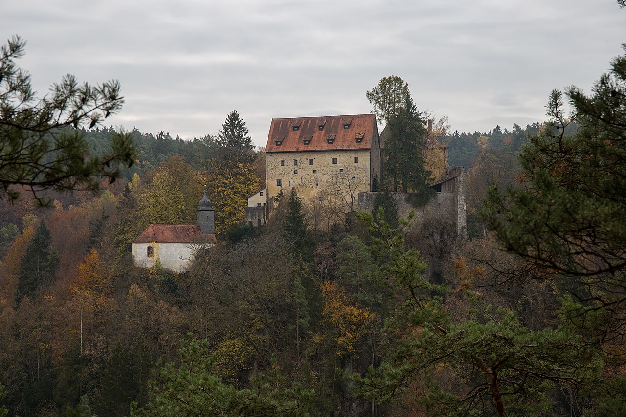 1280px-Burg_Rabeneck_001.jpg