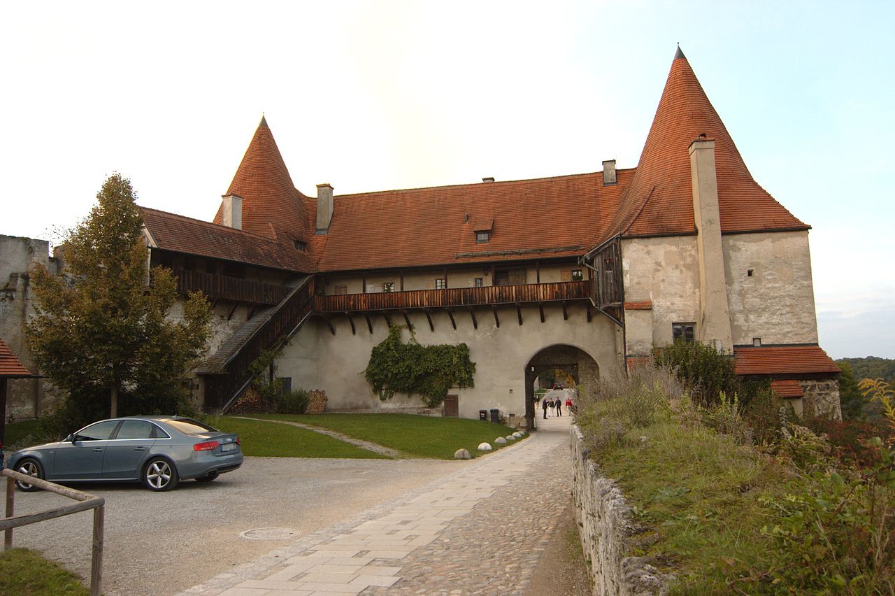 1280px-Burghausen_Burg_Georgstor_von_innen.jpg