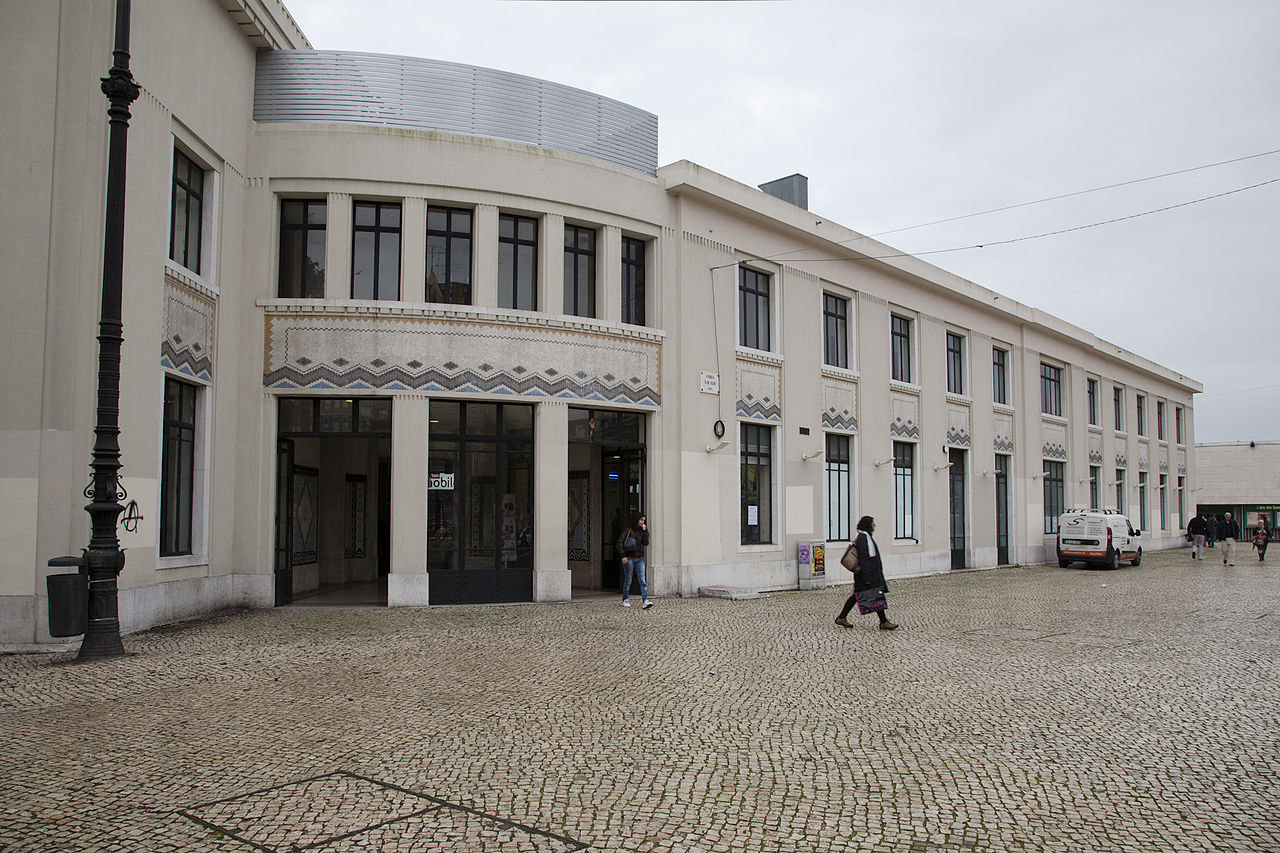 1280px-Cais_do_Sodre_Pardal_Monteiro_6267.jpg