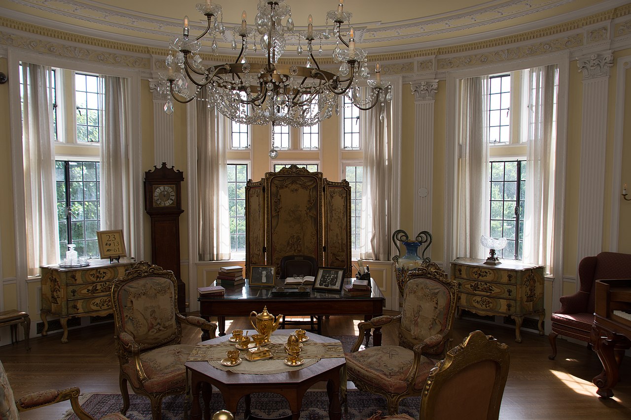 1280px-Casa_Loma_2016_(50_of_122)_(27145678313).jpg