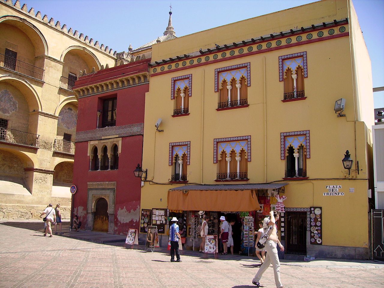 1280px-Casas_neomudéjares_de_la_plaza_del_Triunfo.jpg