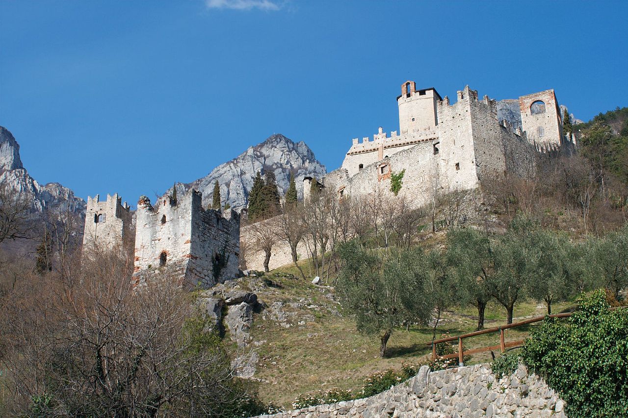 1280px-Castello_di_Avio_01.jpg