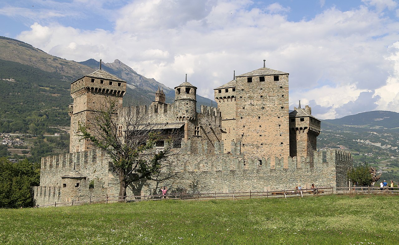 1280px-Castello_di_Fenis-1.jpg