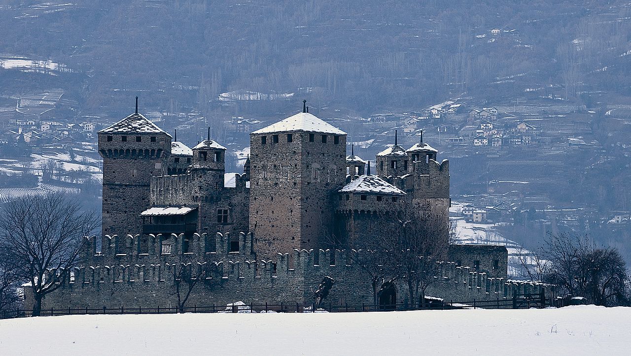 1280px-Castello_di_Fenis_001.jpg