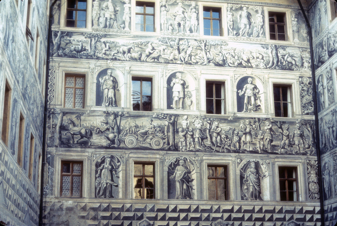 1280px-CENTRAL_COURTYARD,_AMBRAS_CASTLE,_INNSBRUCK.jpg