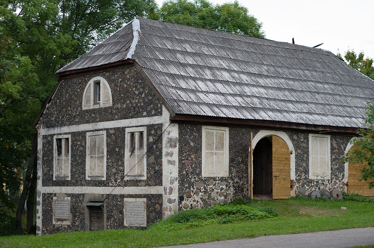 1280px-Cesvaine_Palace,_2013,_8.jpg