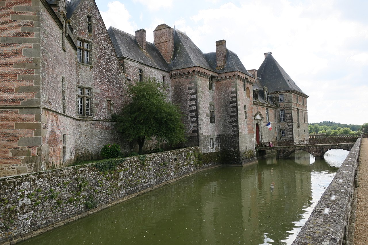 1280px-Château_de_Carrouges_4.jpg