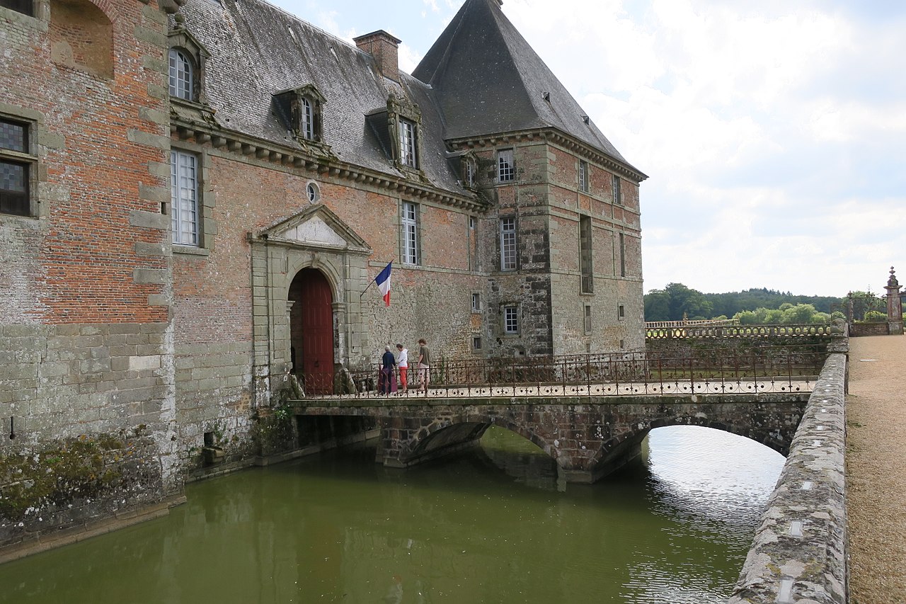 1280px-Château_de_Carrouges_5.jpg