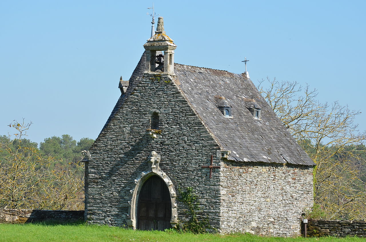 1280px-Château_de_Rochefort-en-Terre_(chapelle).jpg