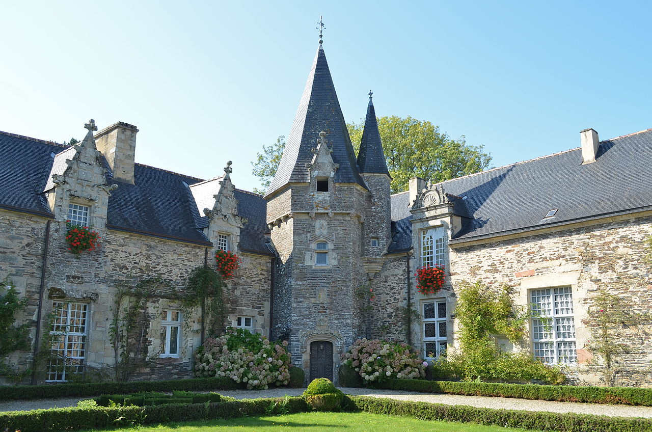 1280px-Château_de_Rochefort-en-Terre_(cour_1).jpg