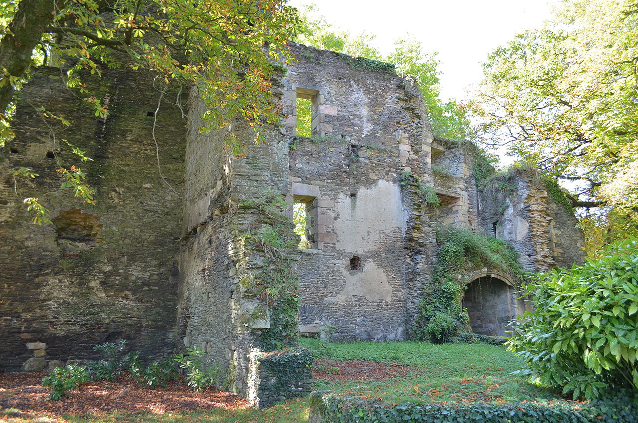 1280px-Château_de_Rochefort-en-Terre_(entrée_façade_arrière).jpg