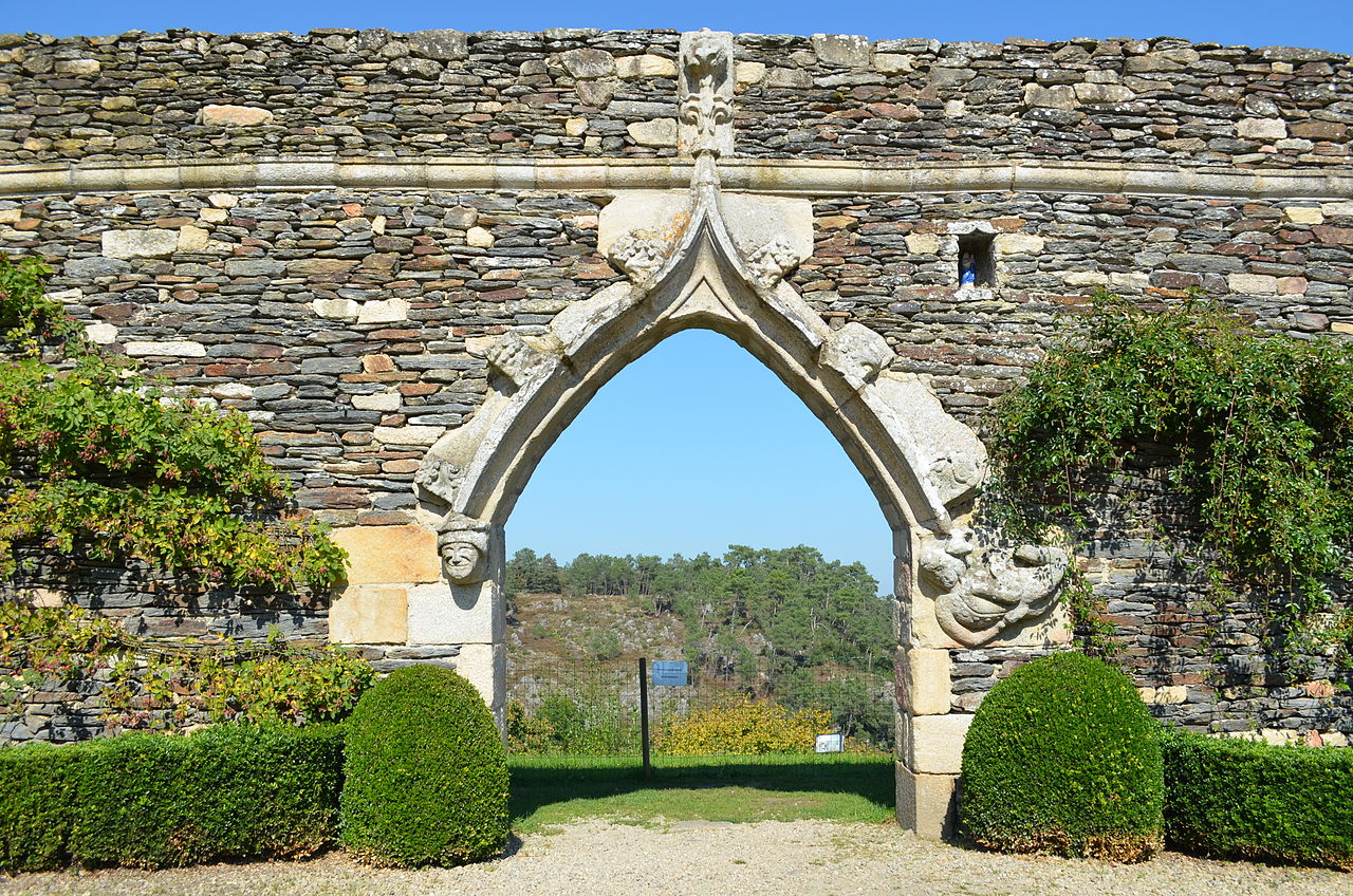 1280px-Château_de_Rochefort-en-Terre_(ouverture_recto).jpg