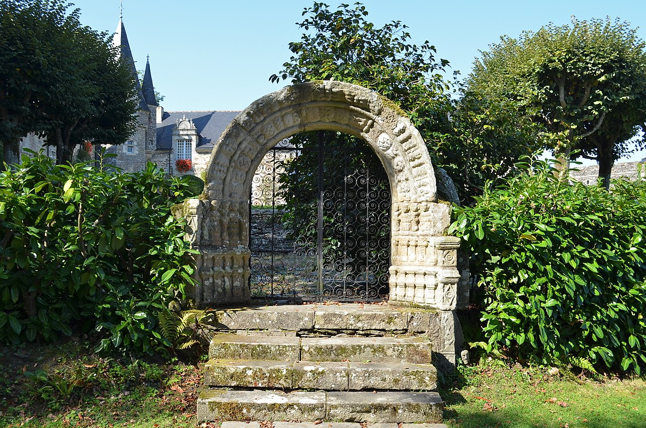 1280px-Château_de_Rochefort-en-Terre_(portail).jpg