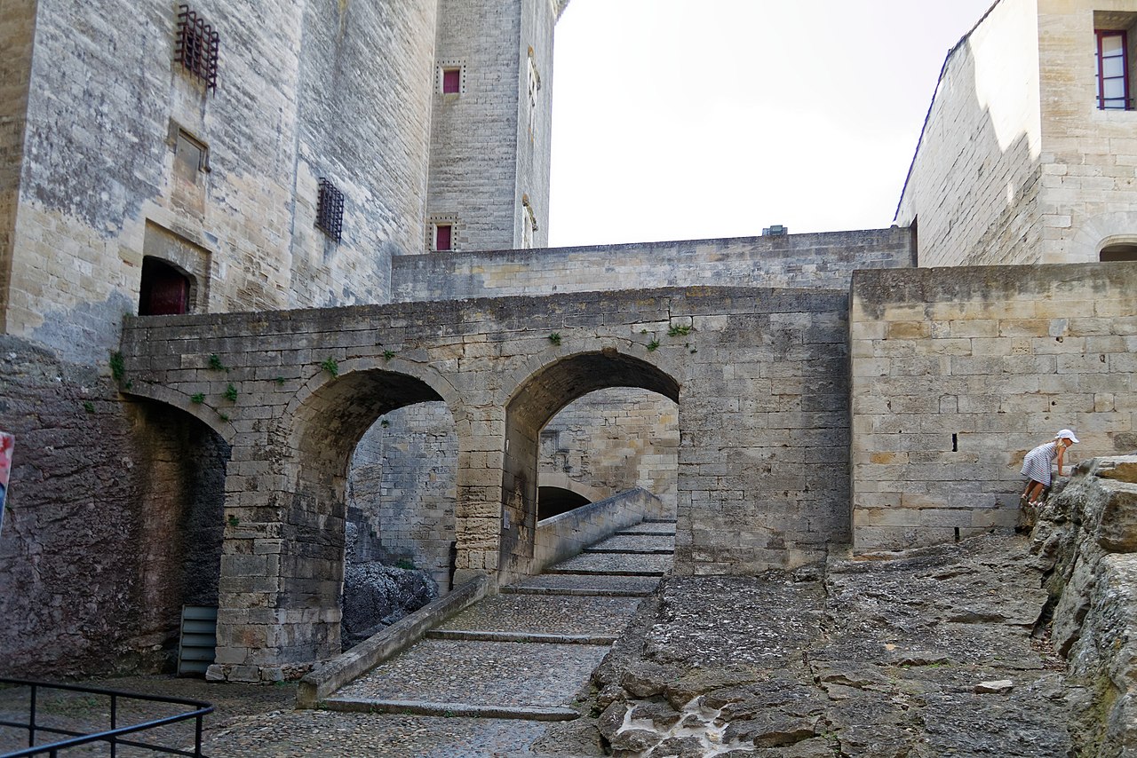 1280px-Château_de_Tarascon-bjs180813-03.jpg