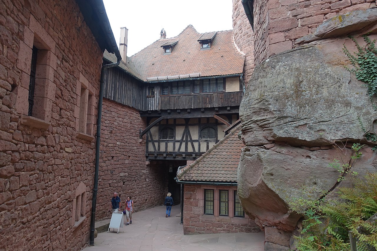 1280px-Château_du_Haut-Kœnigsbourg_(31621928018).jpg