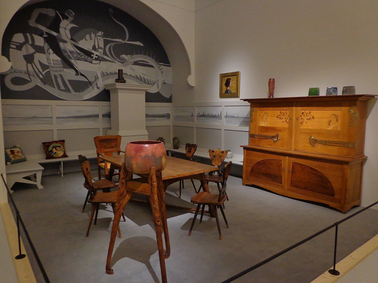 1280px-Charles_Spindler_et_al.,_Salle_à_manger_(1902)_01.jpg