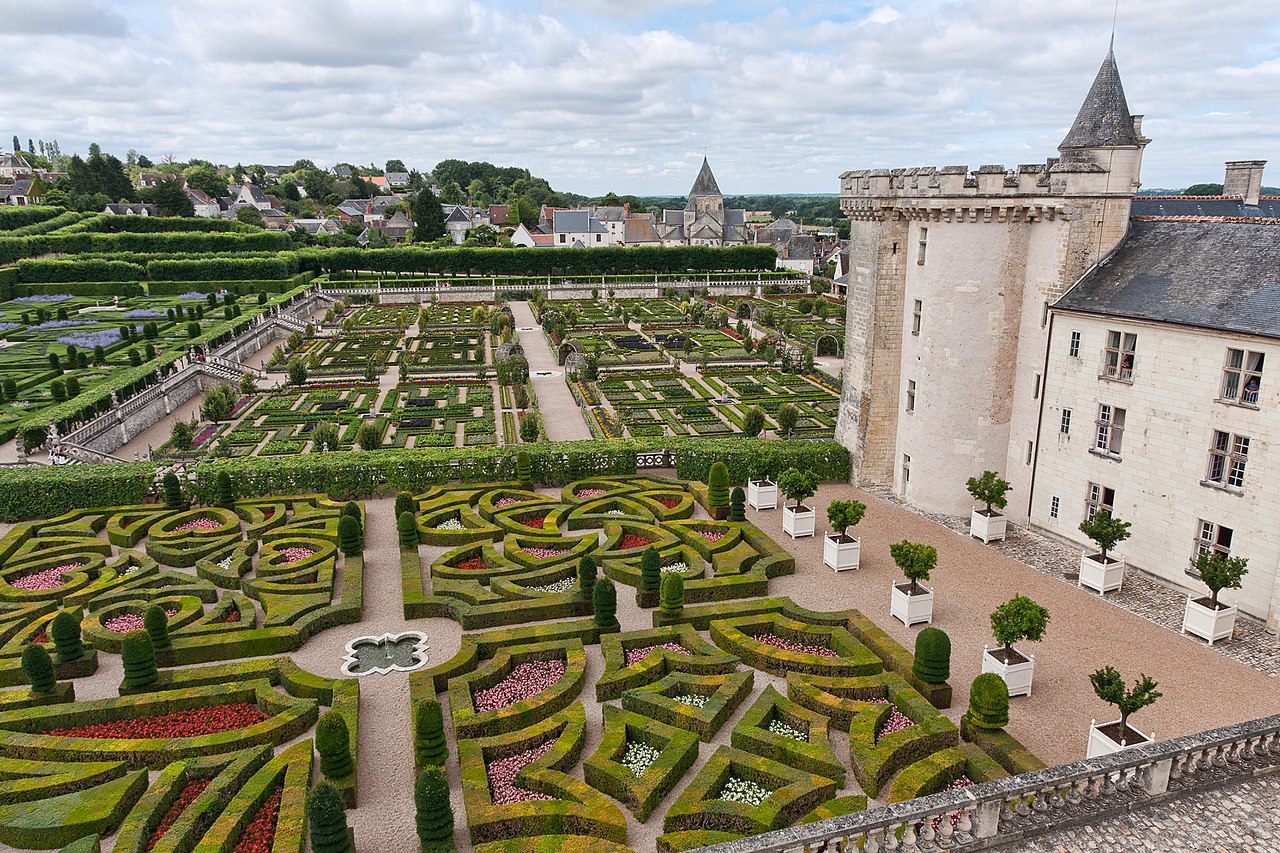 1280px-Chateau-Villandry-JardinsEtChateau.jpg