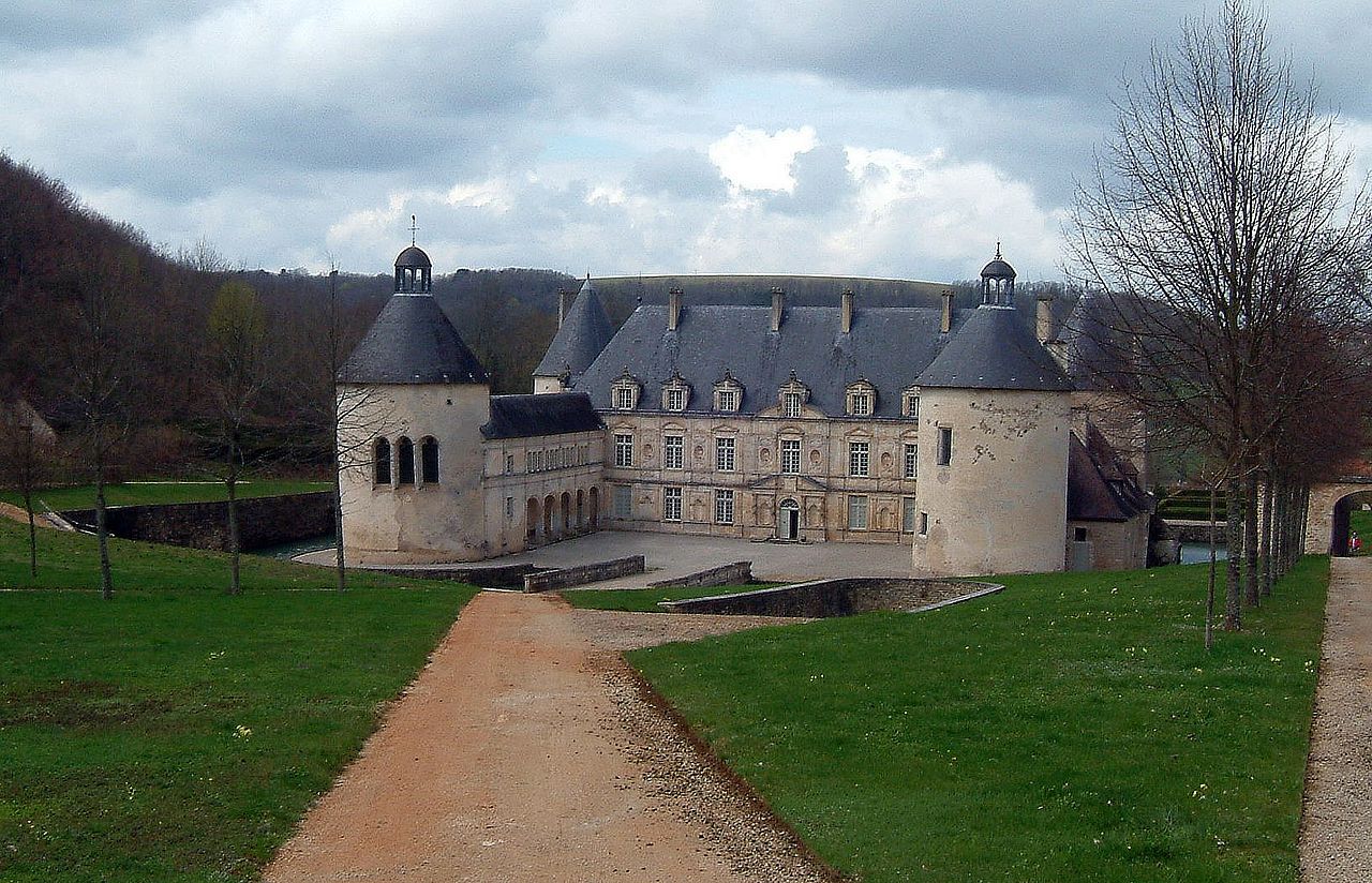 1280px-Chateau_Bussy_Rabutin_-_vue1.JPG