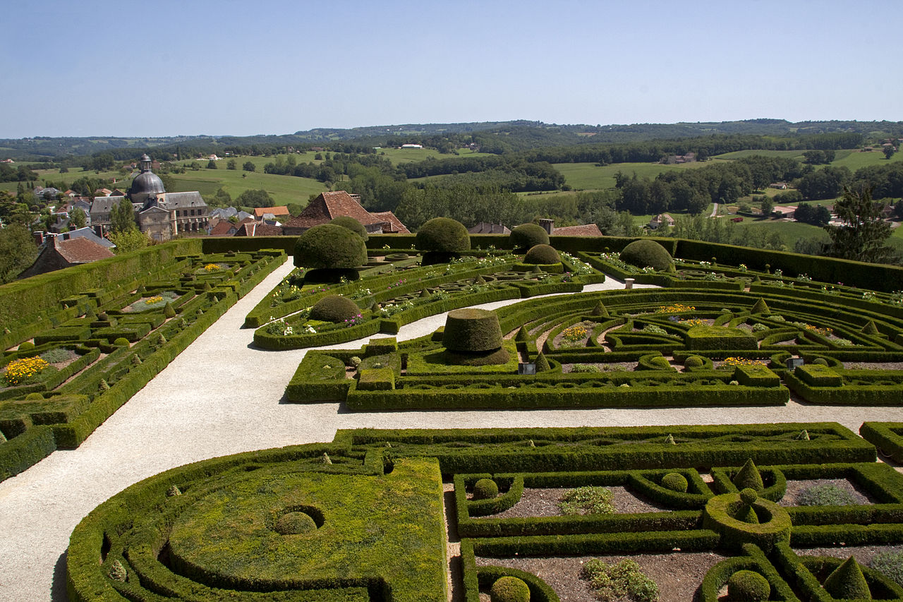 1280px-Chateau_de_Hautefort_Formal_Gardens_09.jpg