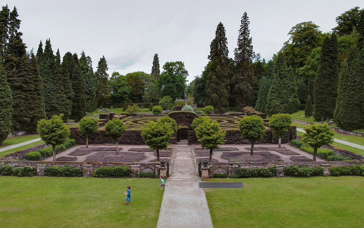 1280px-Chatsworth_maze.jpg