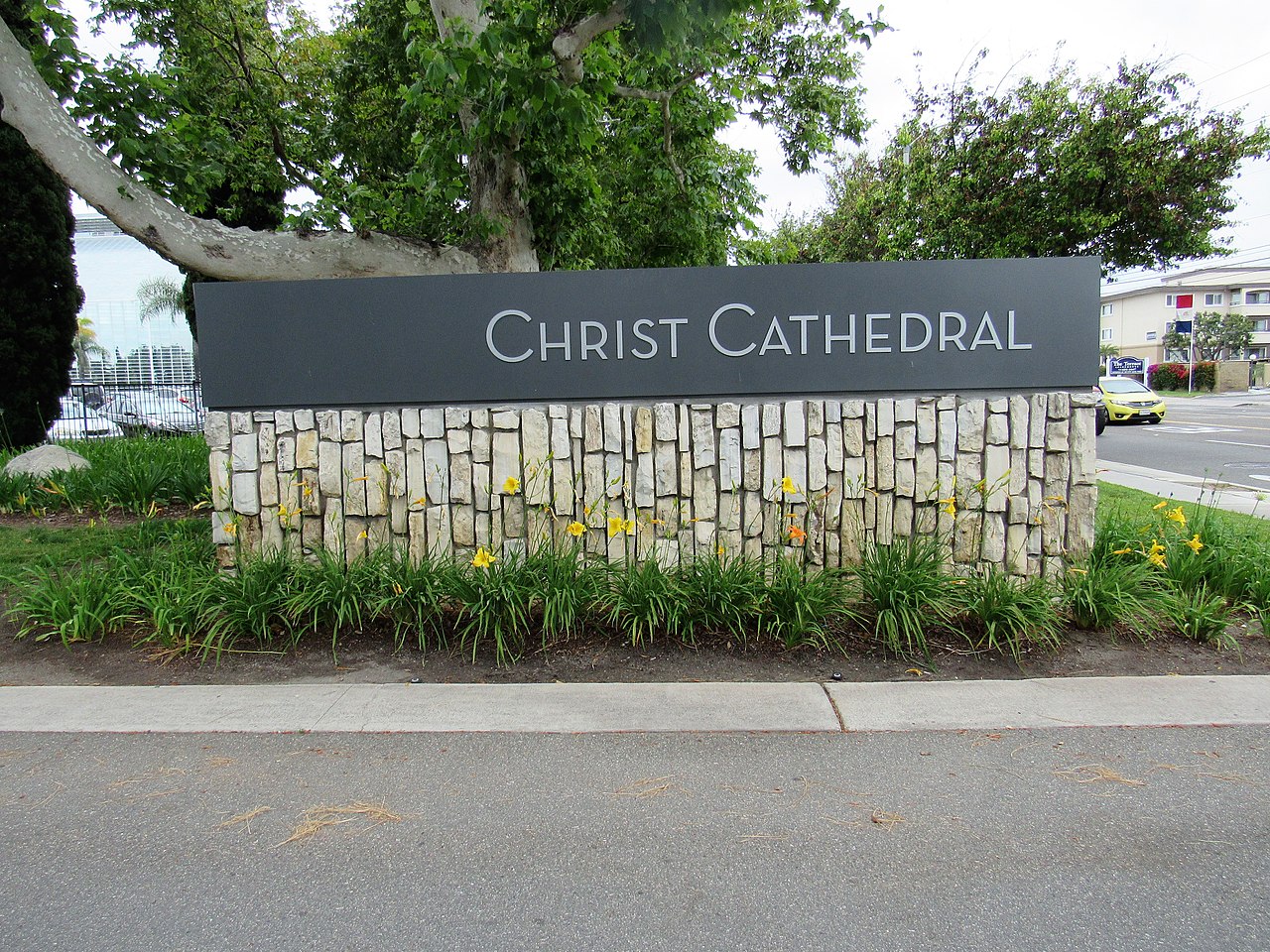 1280px-Christ_Cathedral_sign_-_Garden_Grove,_California.jpg