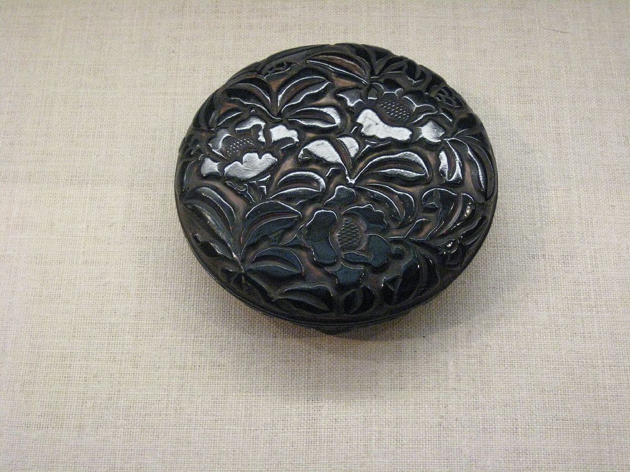 1280px-Circular_Box_with_Camellias.jpg