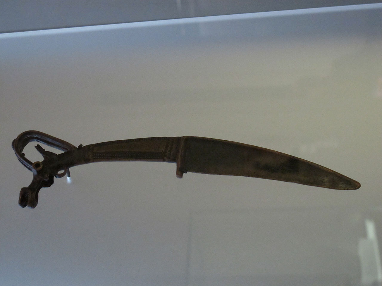 1280px-Couteau_xiao._Shang_moyen._Bronze._Cernuschi_Paris.jpg