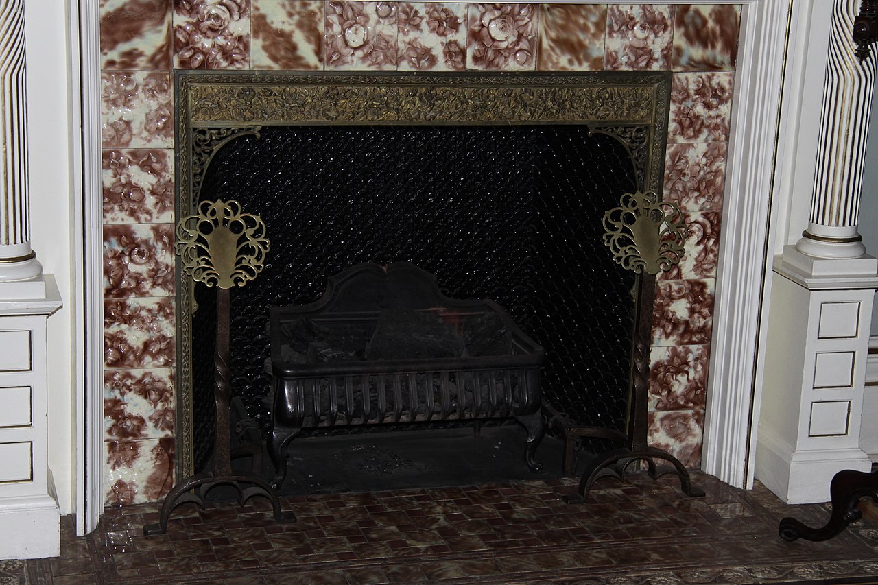 1280px-Craigdarroch_Castle_interior,_IMG_011.jpg