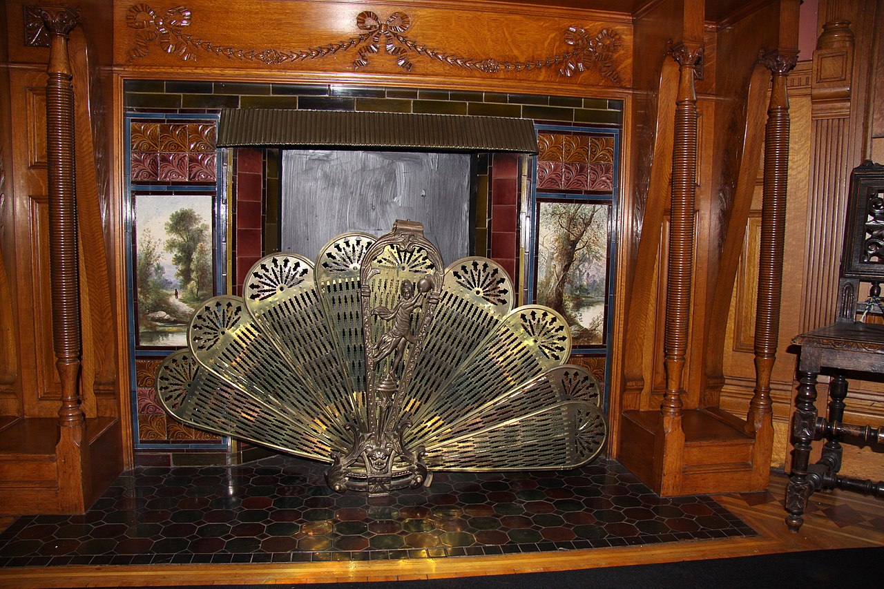 1280px-Craigdarroch_Castle_interior,_IMG_013.jpg