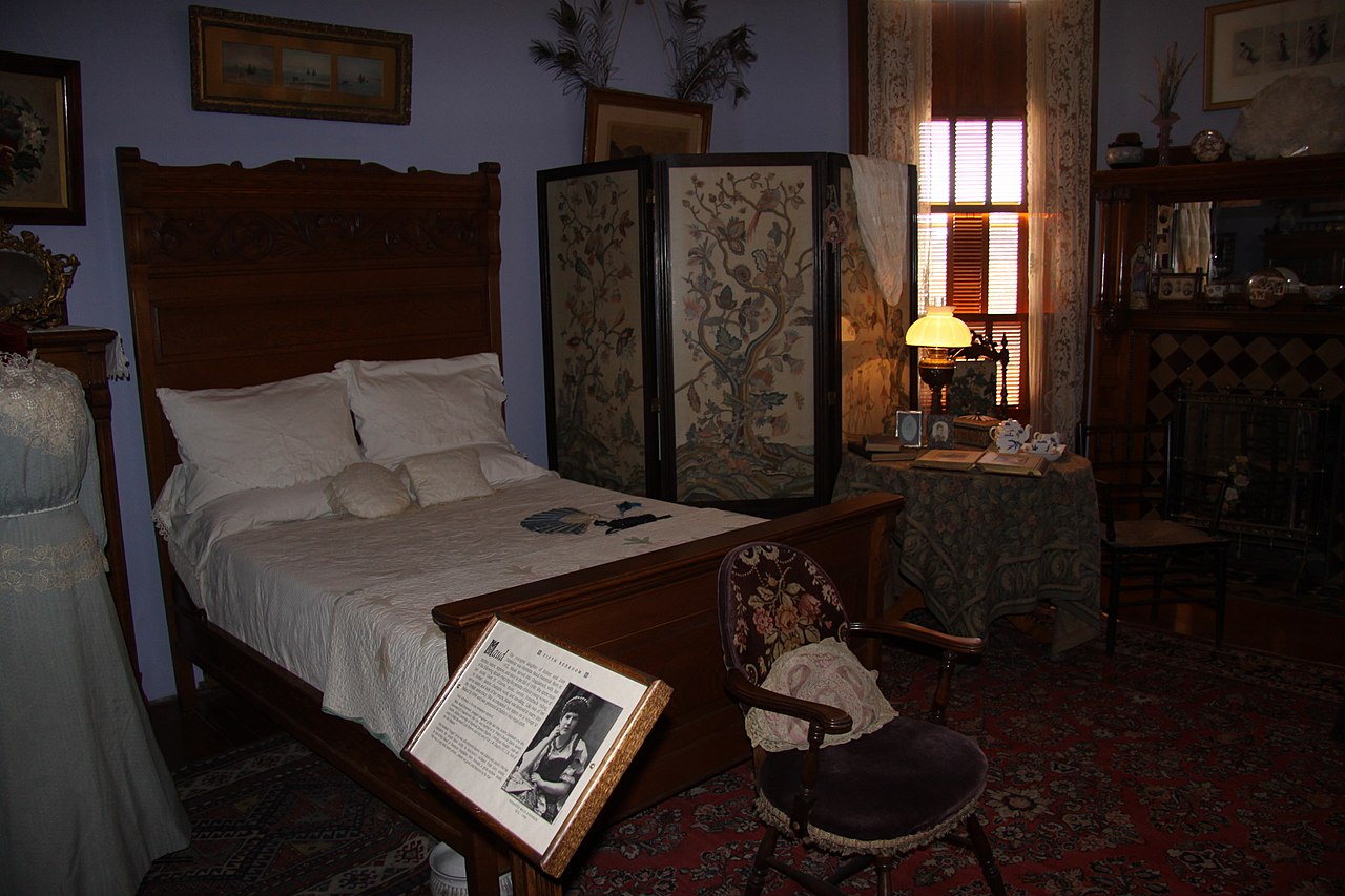 1280px-Craigdarroch_Castle_interior,_IMG_031.jpg