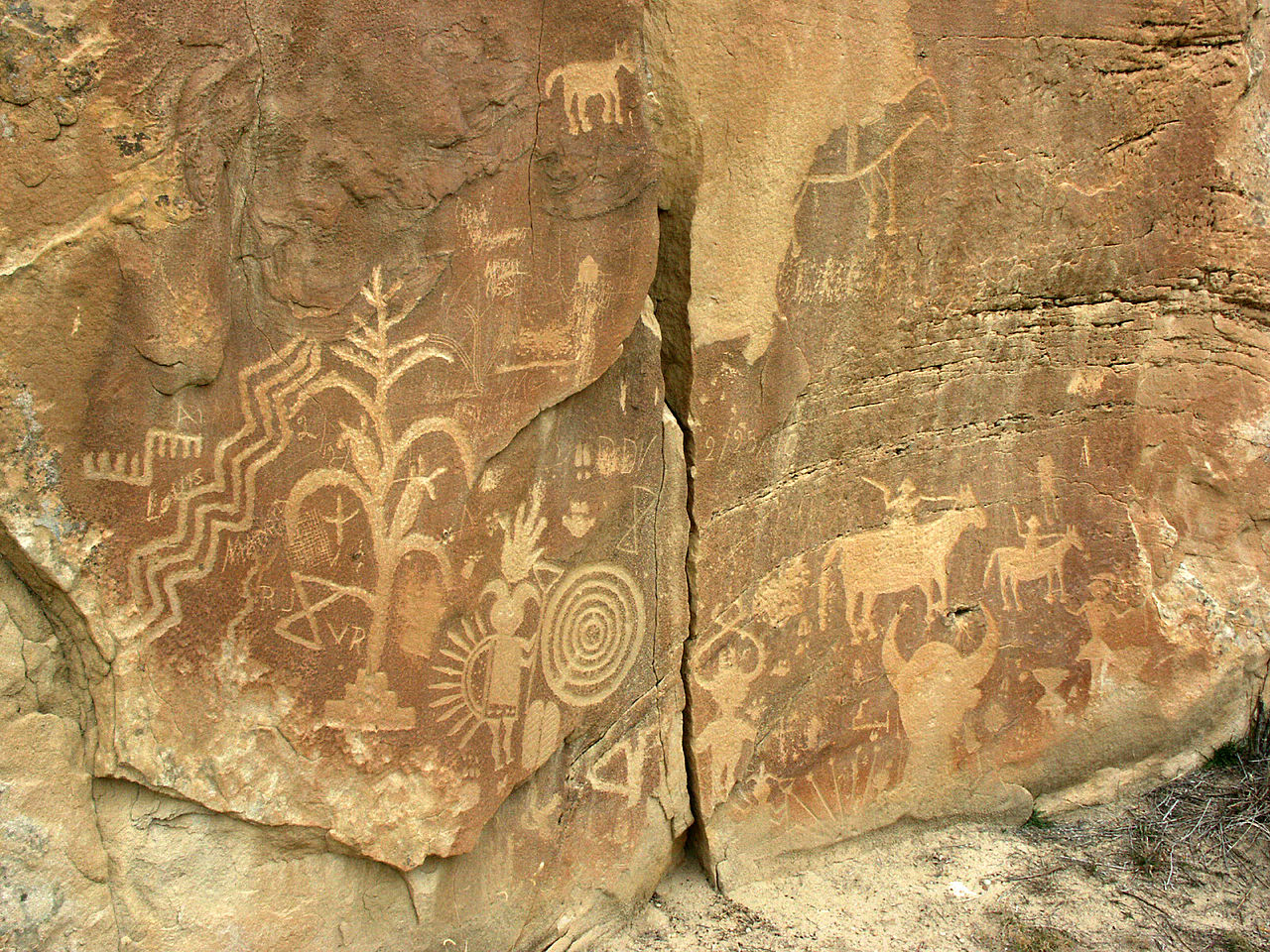 1280px-Crow_Canyon_petroglyphs навахо.jpg