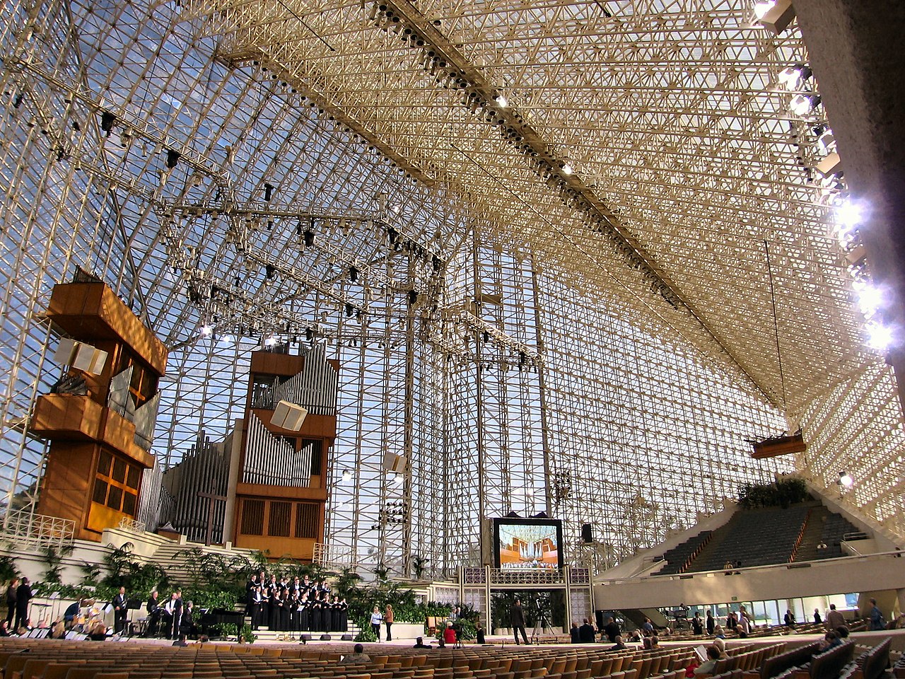 1280px-CrystalCathedral.jpg