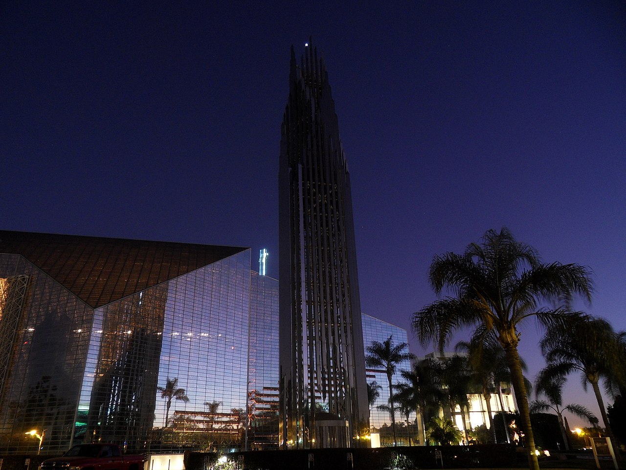1280px-CrystalCathedralAvond.JPG