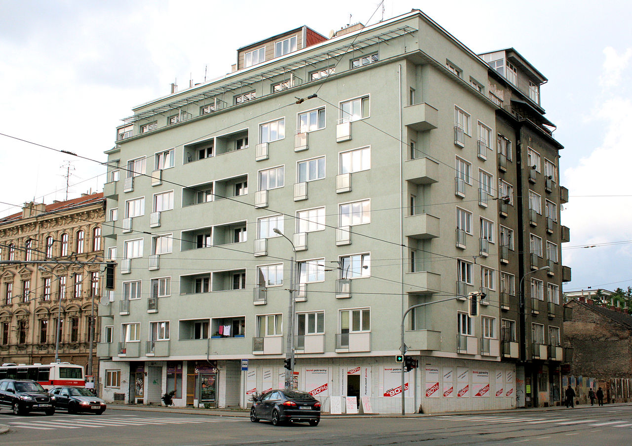1280px-Dům_na_náměstí_28._října_č._26_Brno.jpg