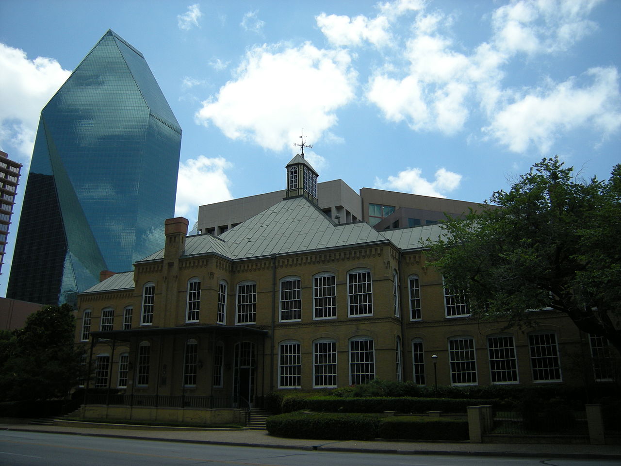 1280px-Dallas_-_Cumberland_School_02.jpg