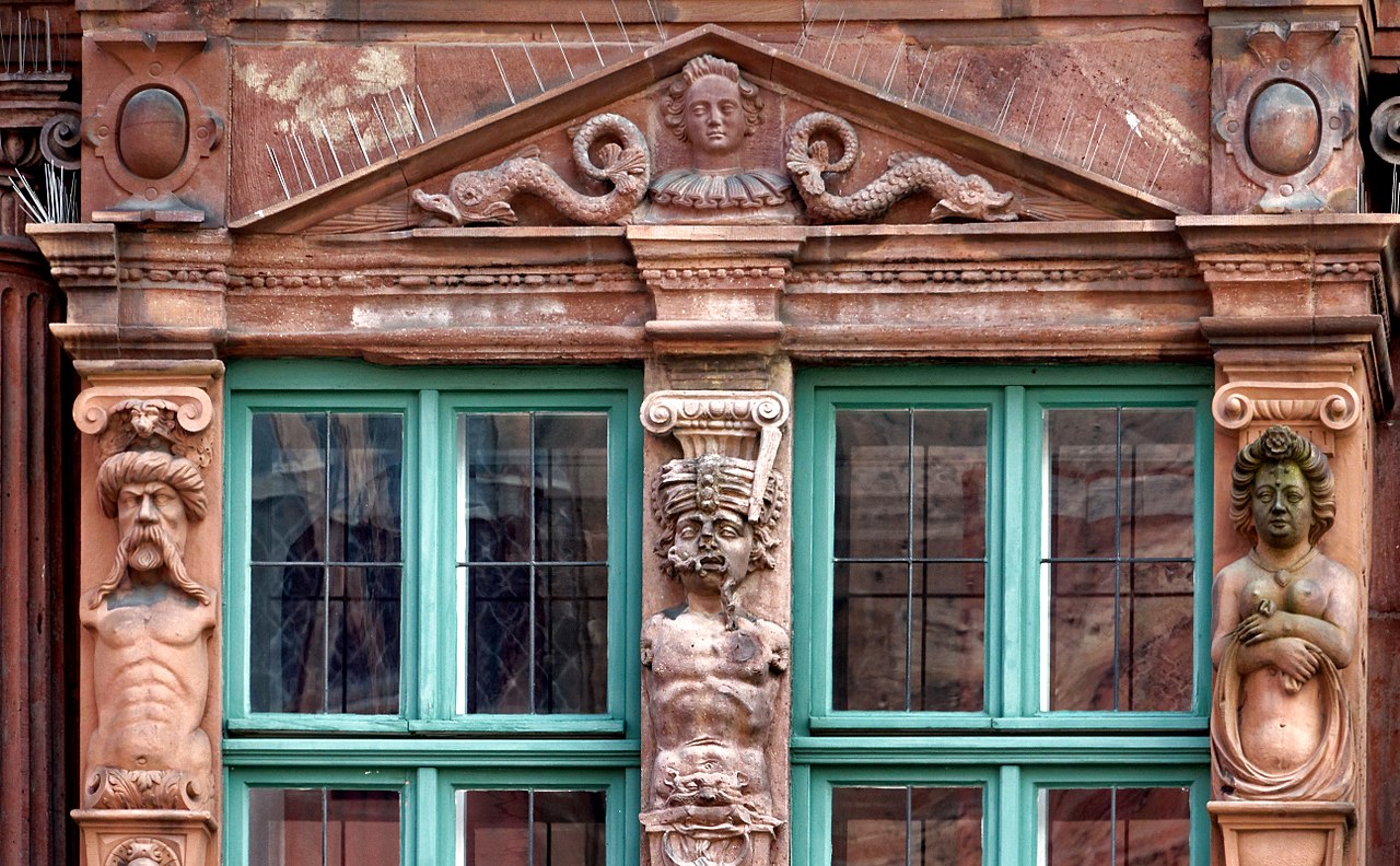 1280px-Das_älteste_noch_erhaltene_Haus_in_Heidelberg._09.jpg