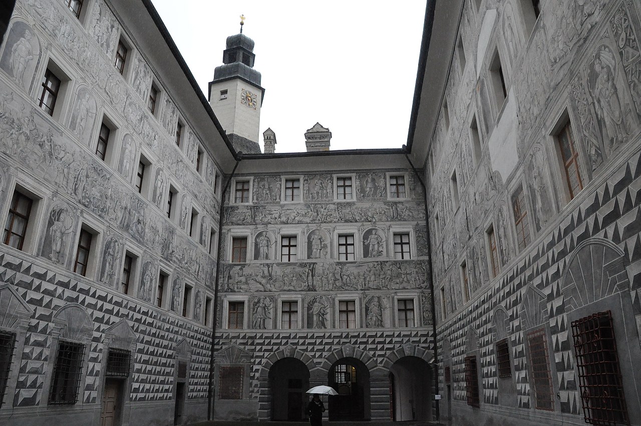 1280px-Der_Innenhof_des_Schlosses_Ambras.jpg