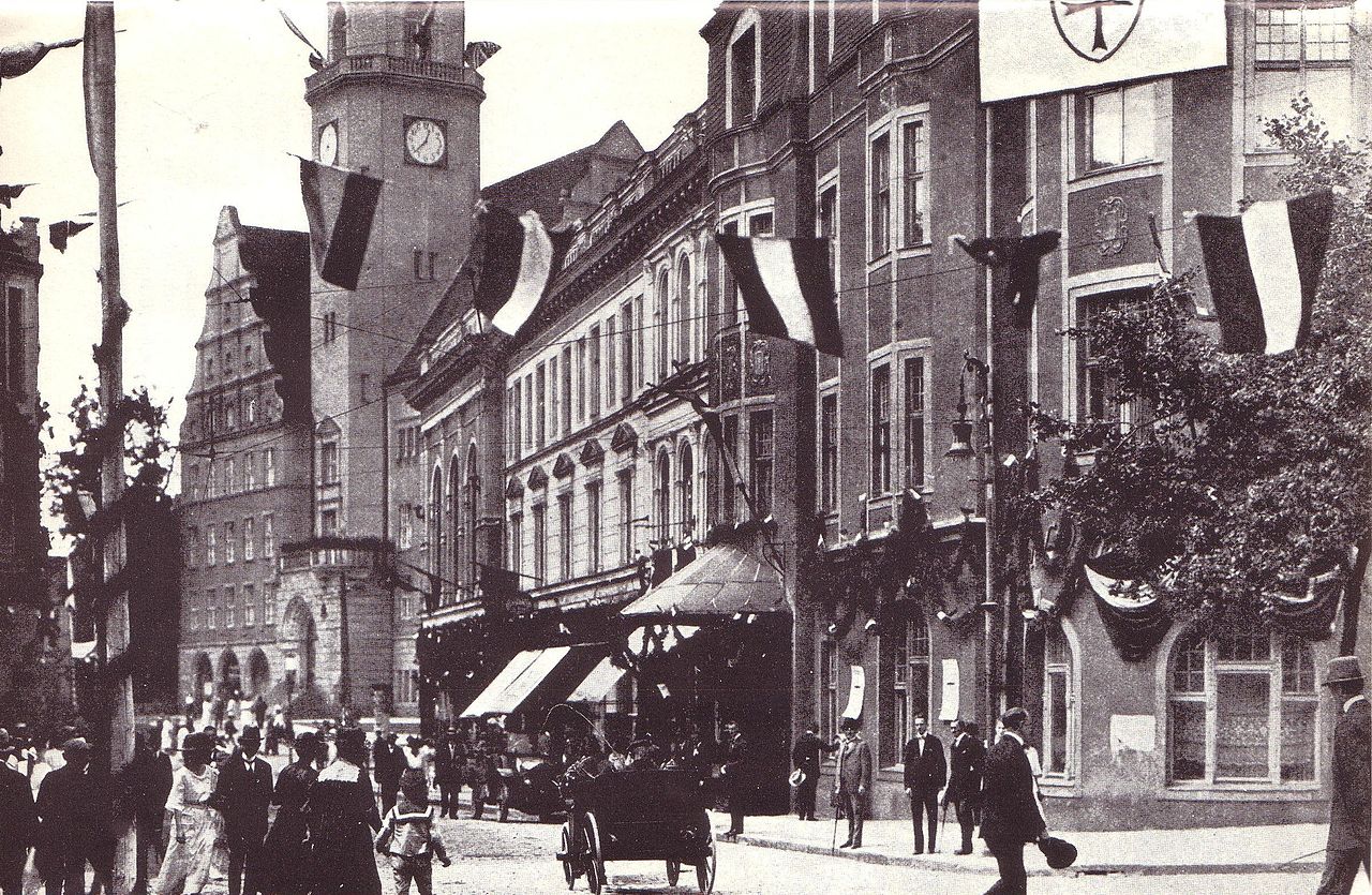 1280px-Deutsches_Haus_in_Allenstein.jpg