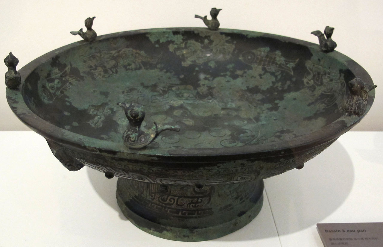 1280px-Dinastia_shang_(fine)-inizio_zhou,_bacinella_per_acqua_pan,_xii-xi_sec._ac..JPG