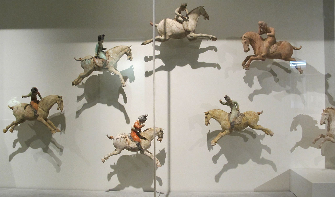 1280px-Dinastia_tang,_giocatrici_di_polo,_cina_del_nord,_700-750_ca..JPG
