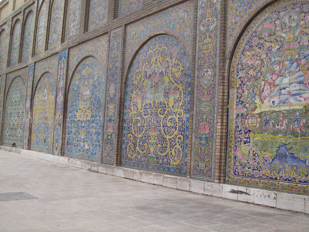 1280px-Divar_kashi_kakh_e_golestan.jpg